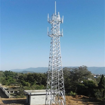 Torre estando livre 4 da estrutura da telecomunicação equipada com pernas